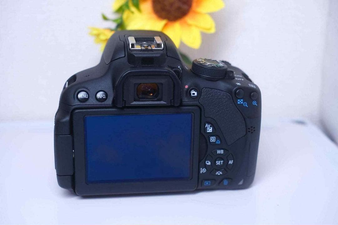 Canon EOS 700D デジタル一眼レフカメラ