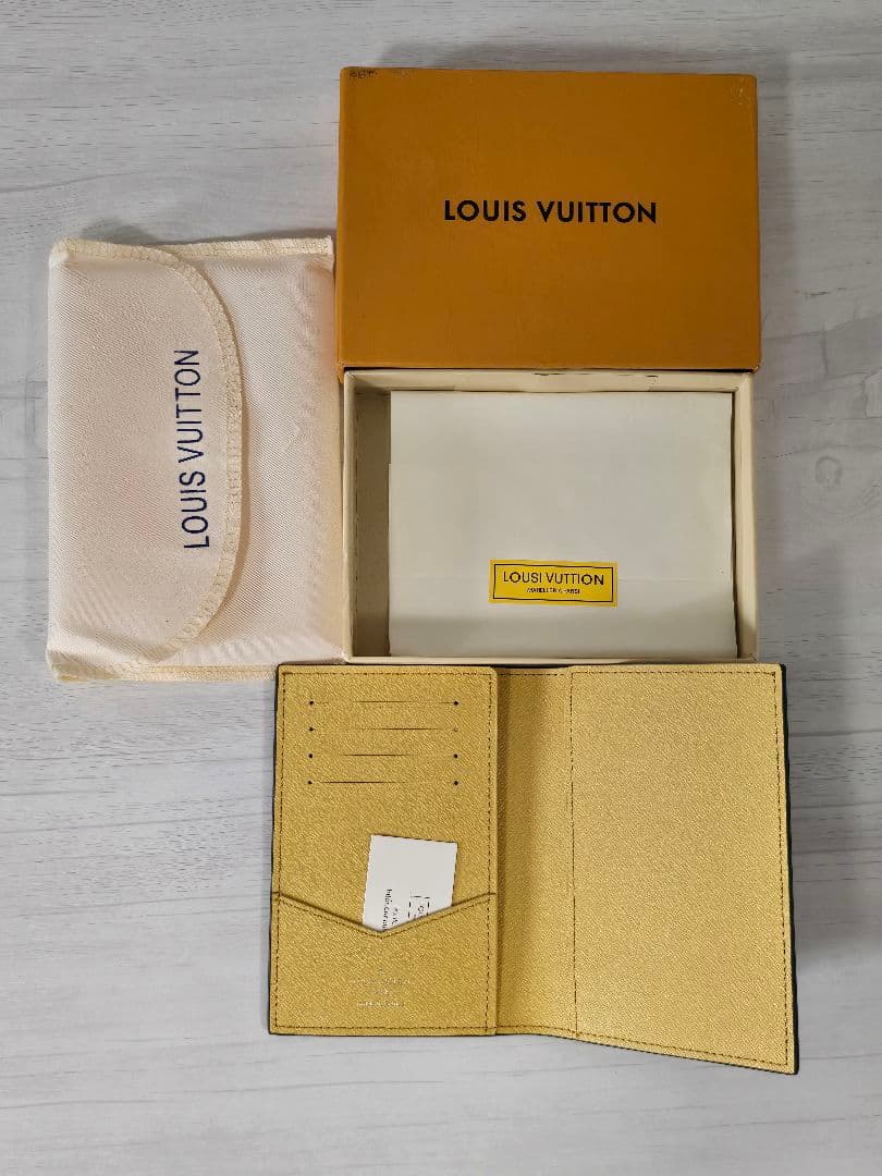 LV パスポートケース