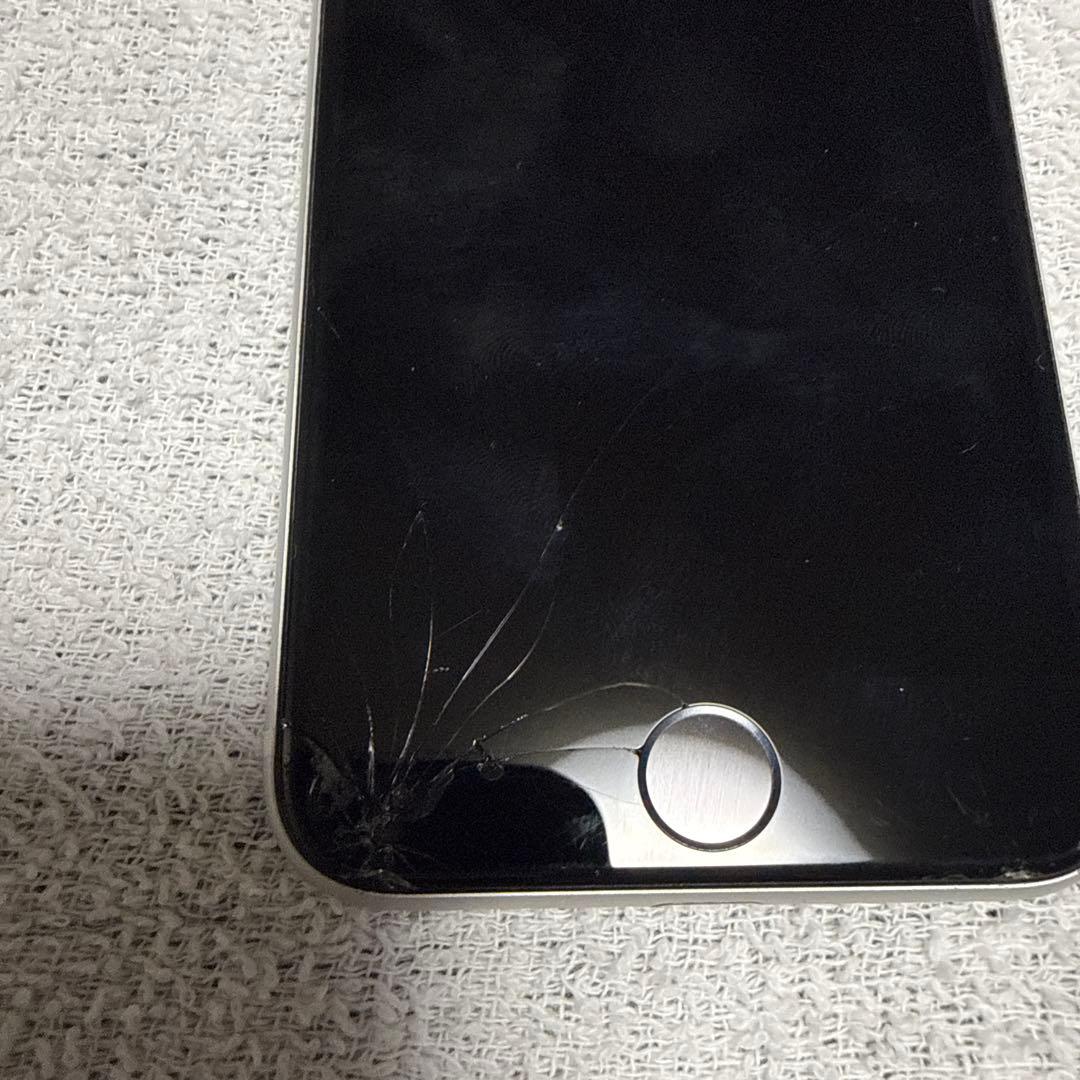 Apple iPhone se2 シルバー 画面にひびあり