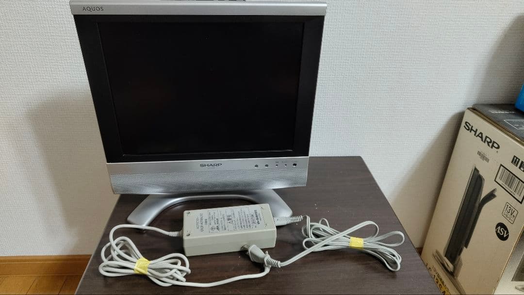シャープ 13型　ハイビジョン AQUOS 地上デジチューナー D2端子付き