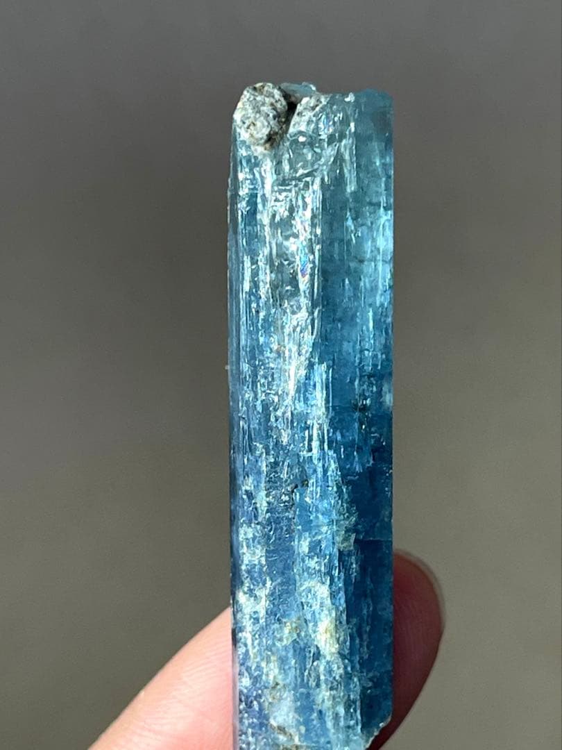 ベトナム産 アクアマリン 大型標本 レインボー入り 結晶イン結晶36.70 ct