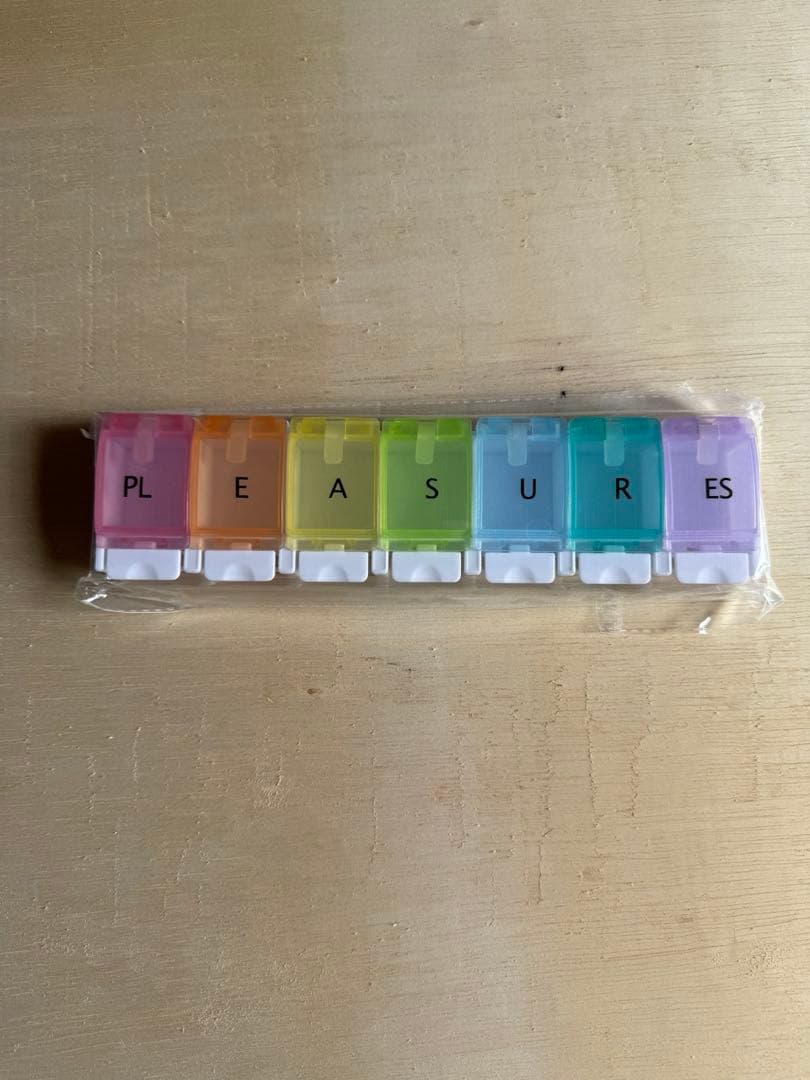 PLEASURES WELLNESS CASE プレジャーズ　多色 ピルケース