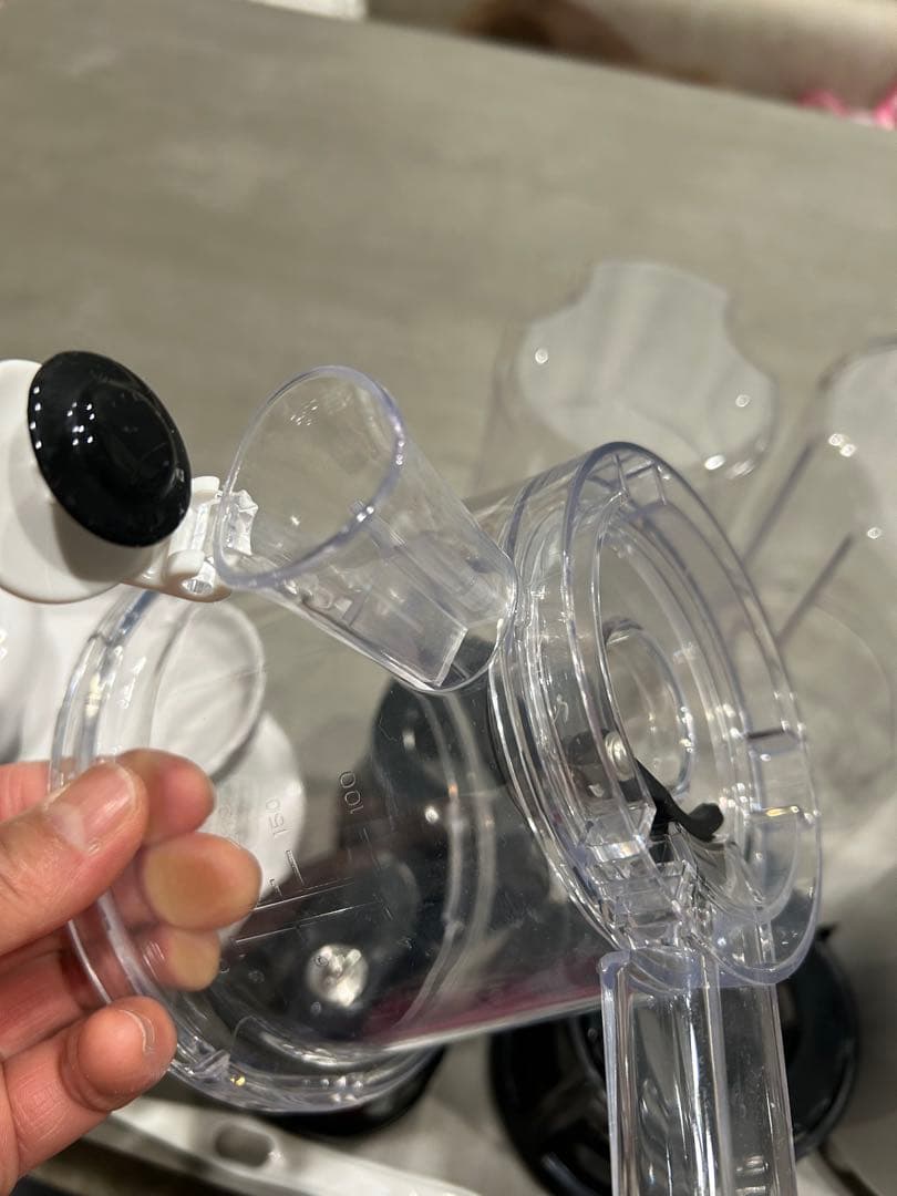 アイリスオーヤマホワイトスロージューサー 本体と付属品