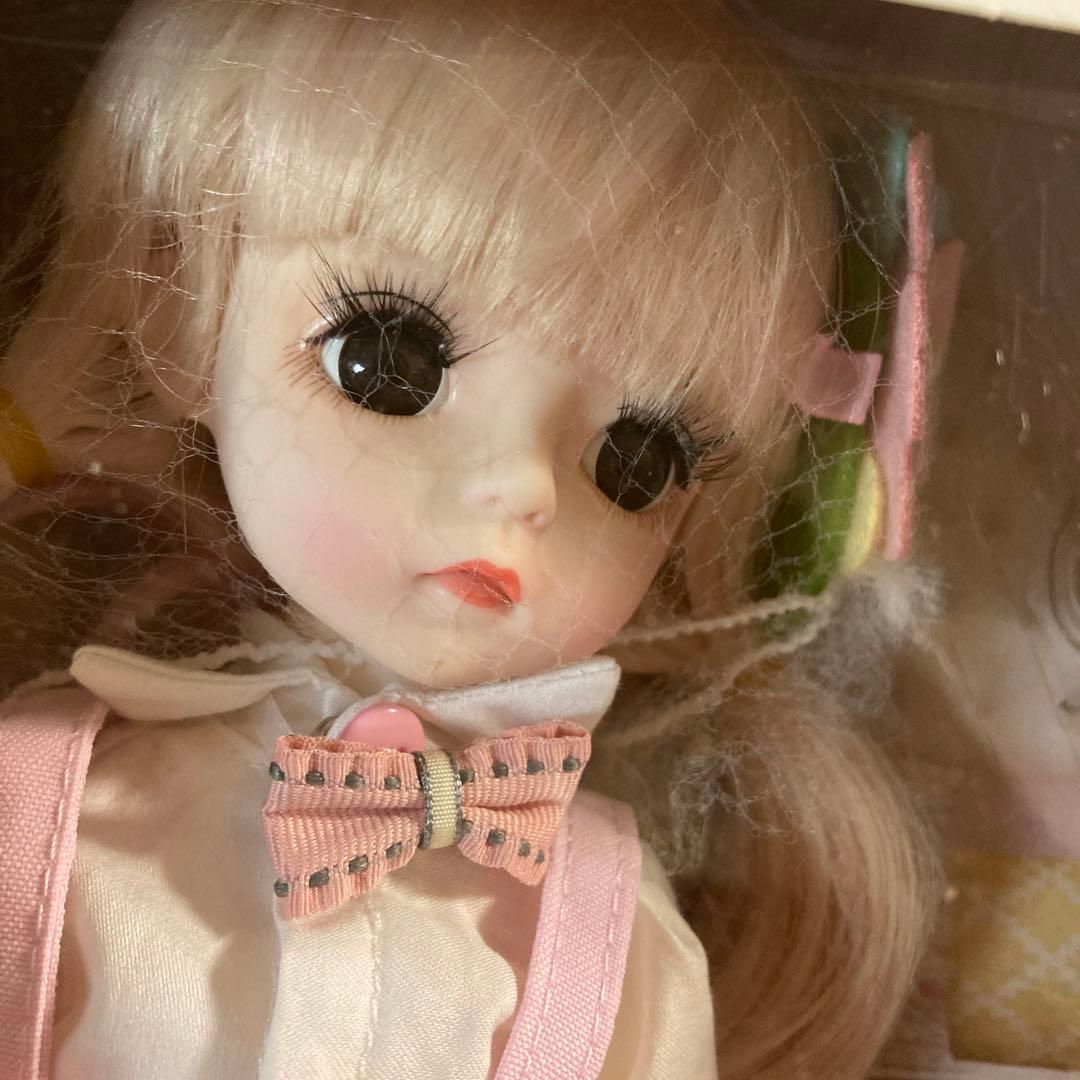 ドール人形　かわいい　色白