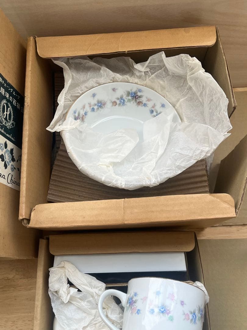 木箱入り食器 銘々皿 鉄器 金盃 有田焼　陶器　茶碗　七宝焼　香梅　10個