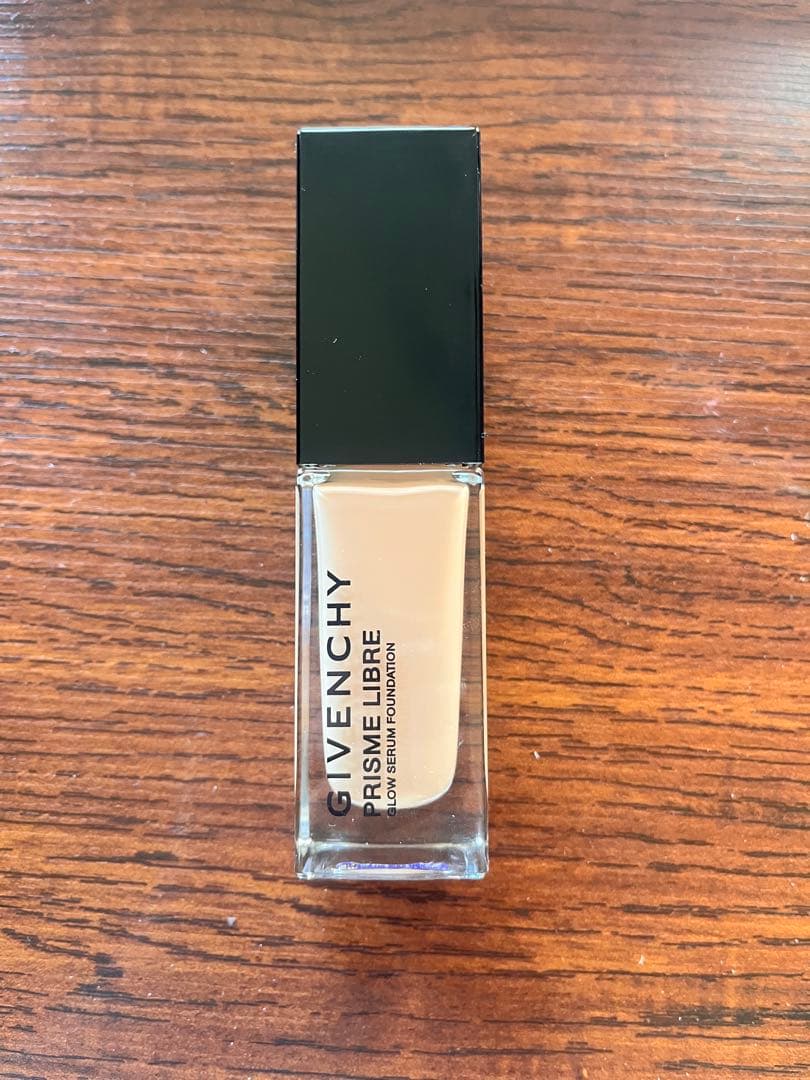 ファンデーション Givenchy Glow Serum Foundation 4N