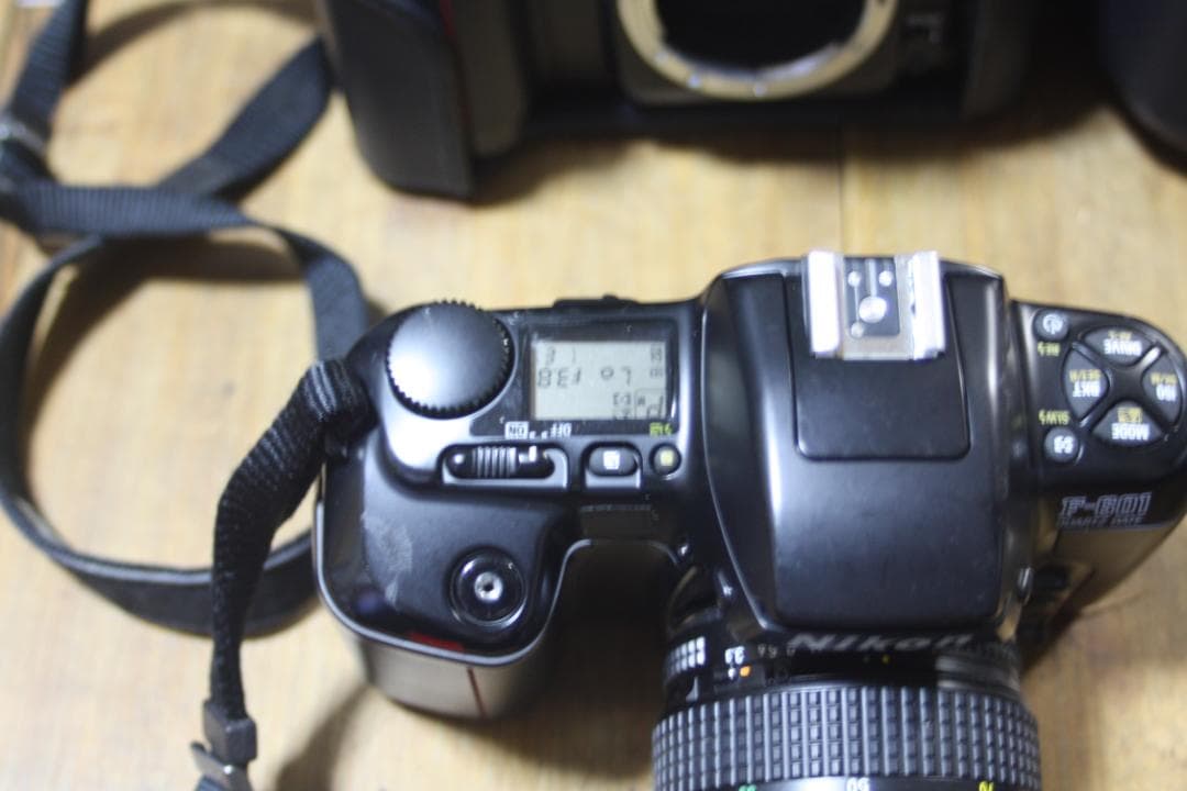 Nikon　F601　本体２台＋レンズ35-70 １個　 動作品　ケース１付き