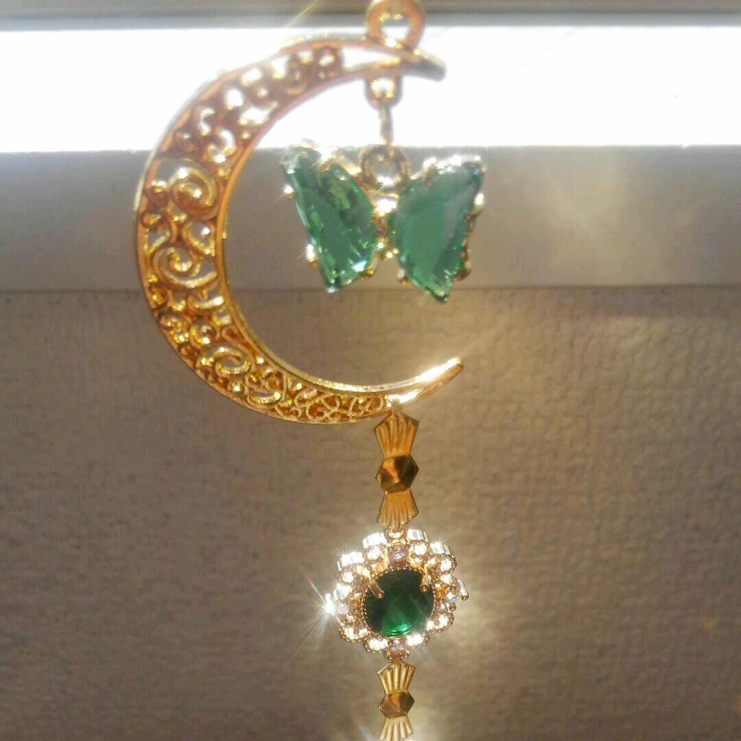 サンキャッチャー♡ハンドメイド「グリーンのステンドグラスとクリスタル蝶々♡」