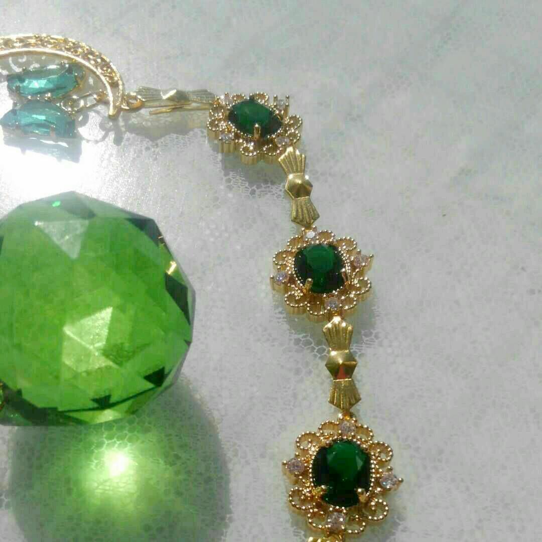 サンキャッチャー♡ハンドメイド「グリーンのステンドグラスとクリスタル蝶々♡」