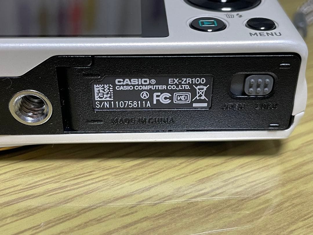 【極美品/付属品完備】CASIO EXILIM EX-ZR100 ホワイト SD