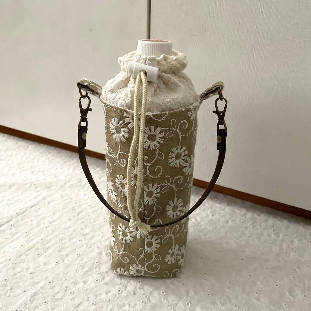 刺繍生地のペットボトルカバー　ハンドメイド　ベージュ　花刺繍柄　P76