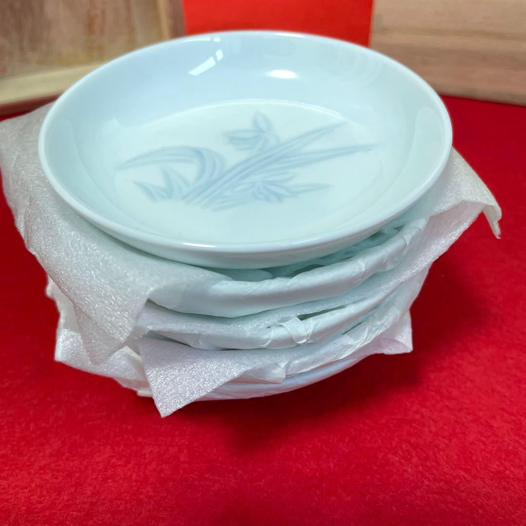 【未使用品】人間国宝 井上萬二作 白磁染蘭彫文 小皿5枚 共箱 しおり付き