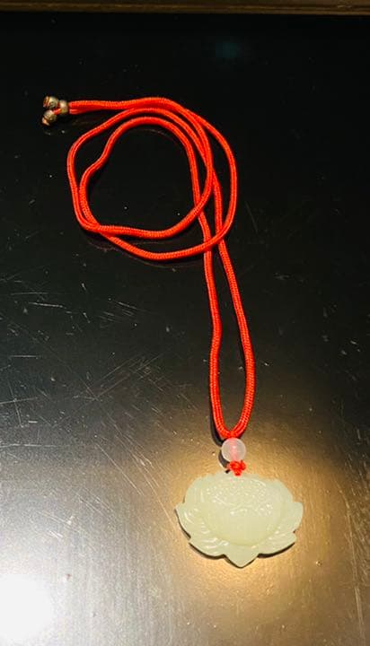 玉　蓮のペンダント　天然玉ジュエリー　和田玉　手彫り　未使用品