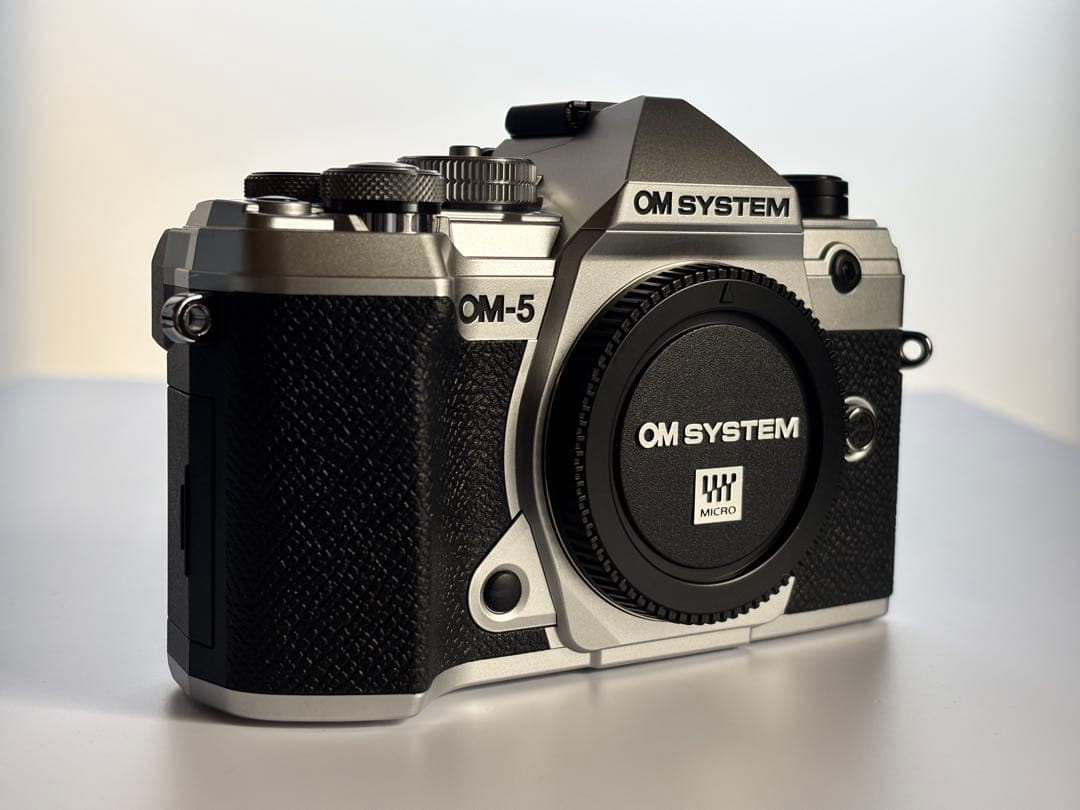 【美品】OM SYSTEM OM-5 ミラーレス一眼カメラ＋グリップ