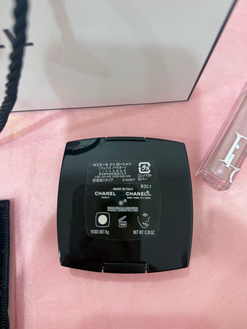 CHANEL ハイライトパウダー　ルミエールドゥローシャン 9301 ホワイト