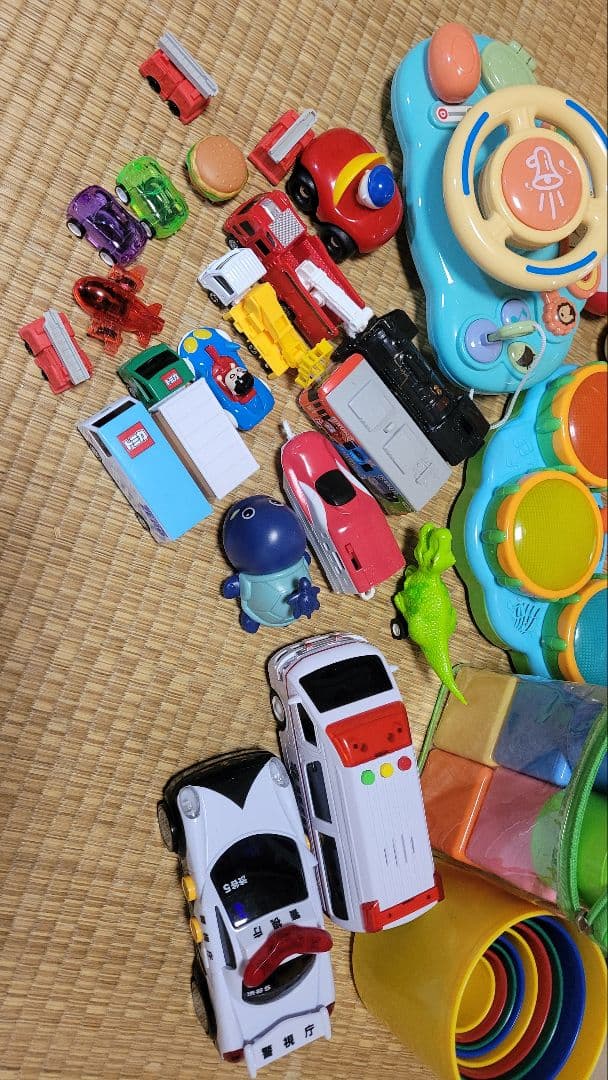 子供用おもちゃ　大量まとめ売り　知育　積み木　太鼓　車　音の鳴るおもちゃ　トミカ