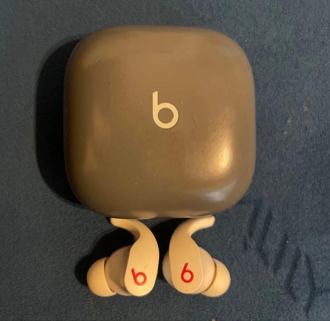 Beats Fit Pro ワイヤレスイヤホン グレー、イヤホン本体はホワイト