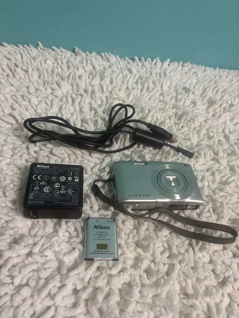 Nikon COOLPIX S3300 6倍　バッテリー・充電器付　シルバー