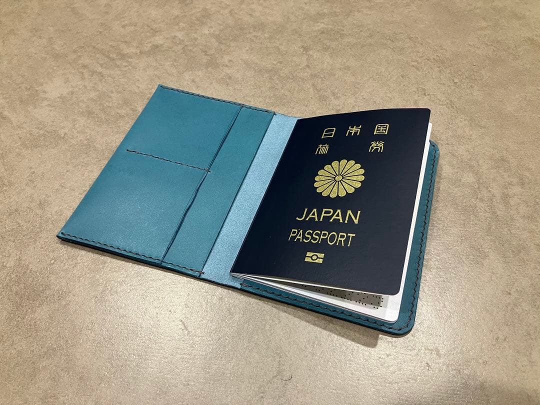 手縫いのレザーパスポートケース　革色、ステッチ色の変更可