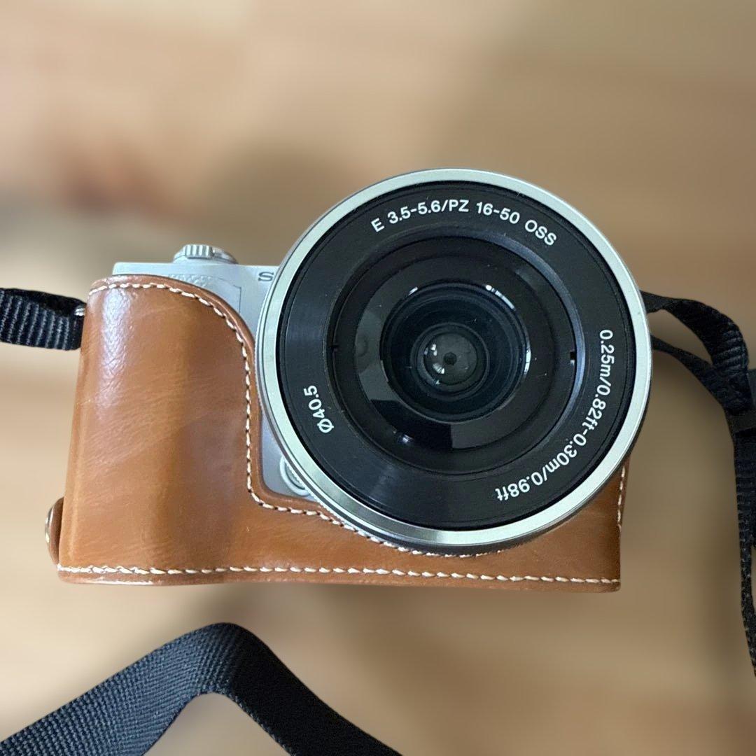 Sony α6000 ホワイト E 16-50mm 専用ケース付