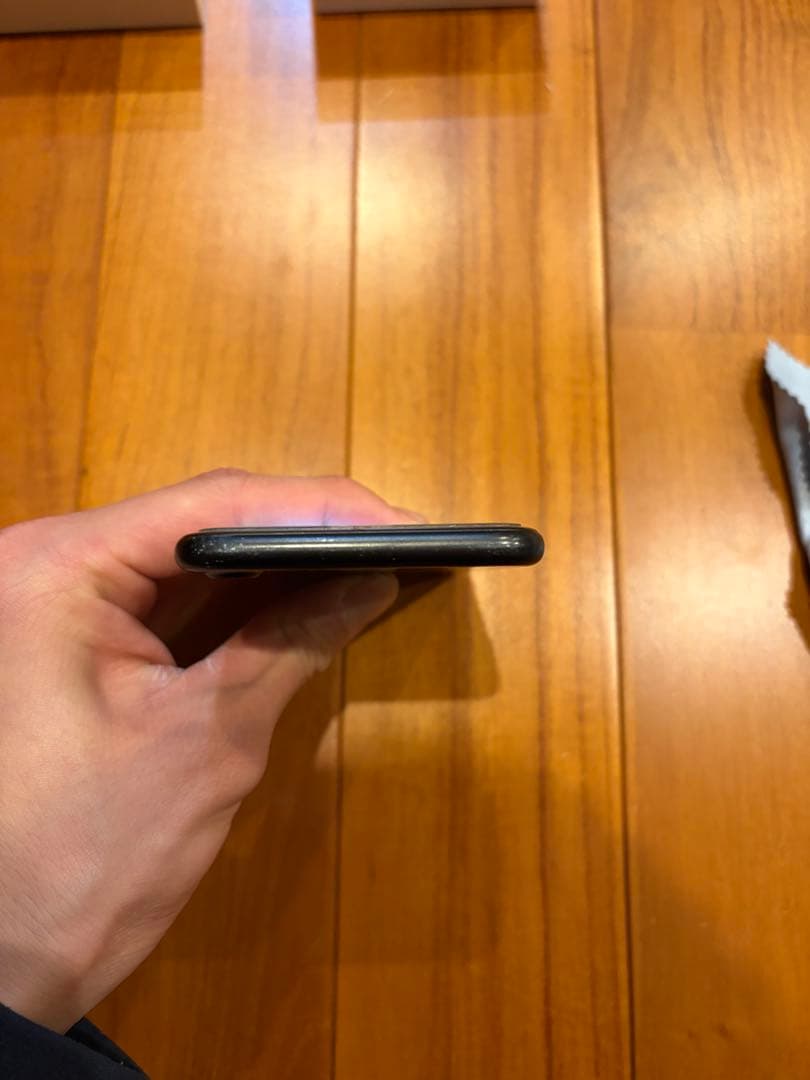 【美品】Apple iPhone7 ブラック128GB【箱、ケース付】