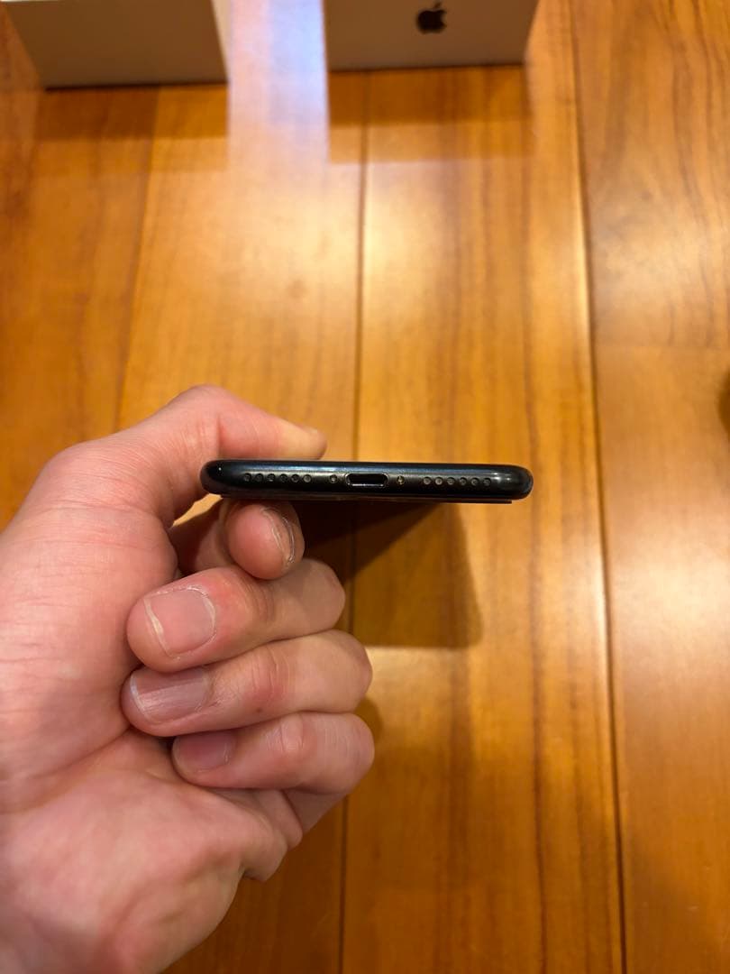 【美品】Apple iPhone7 ブラック128GB【箱、ケース付】
