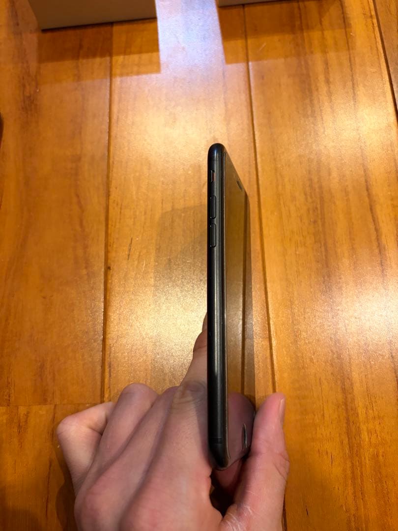 【美品】Apple iPhone7 ブラック128GB【箱、ケース付】