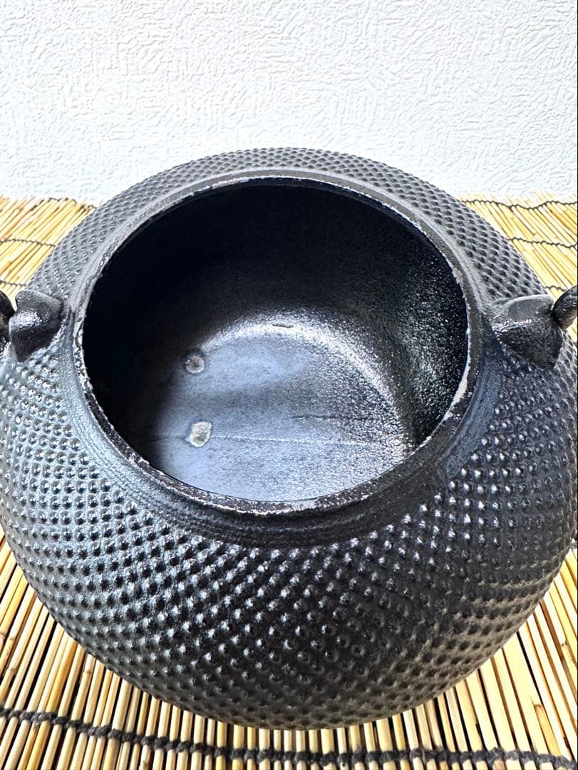 ほぼ未使用品、保管品　南部運南堂鍋元造　南部銘　１５型アラレ　南部鉄瓶　南部鉄器