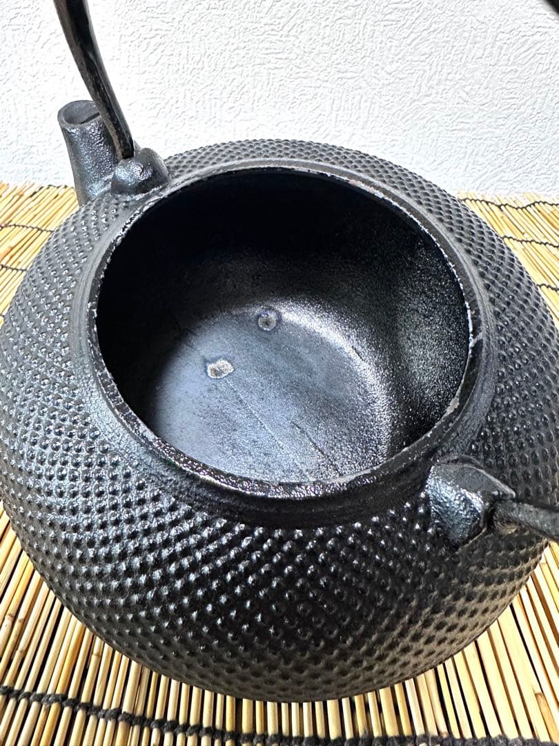 ほぼ未使用品、保管品　南部運南堂鍋元造　南部銘　１５型アラレ　南部鉄瓶　南部鉄器