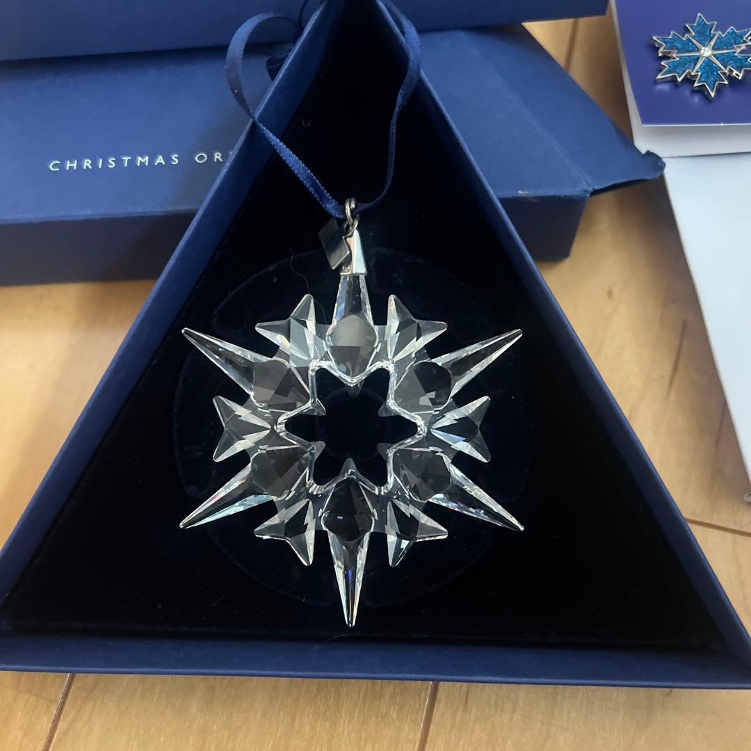 Swarovski クリスマスオーナメントとピンバッジ