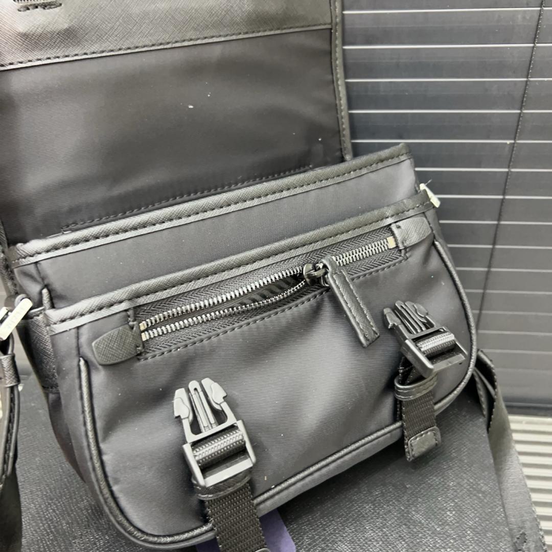 PRADA ブラック ショルダーバッグ