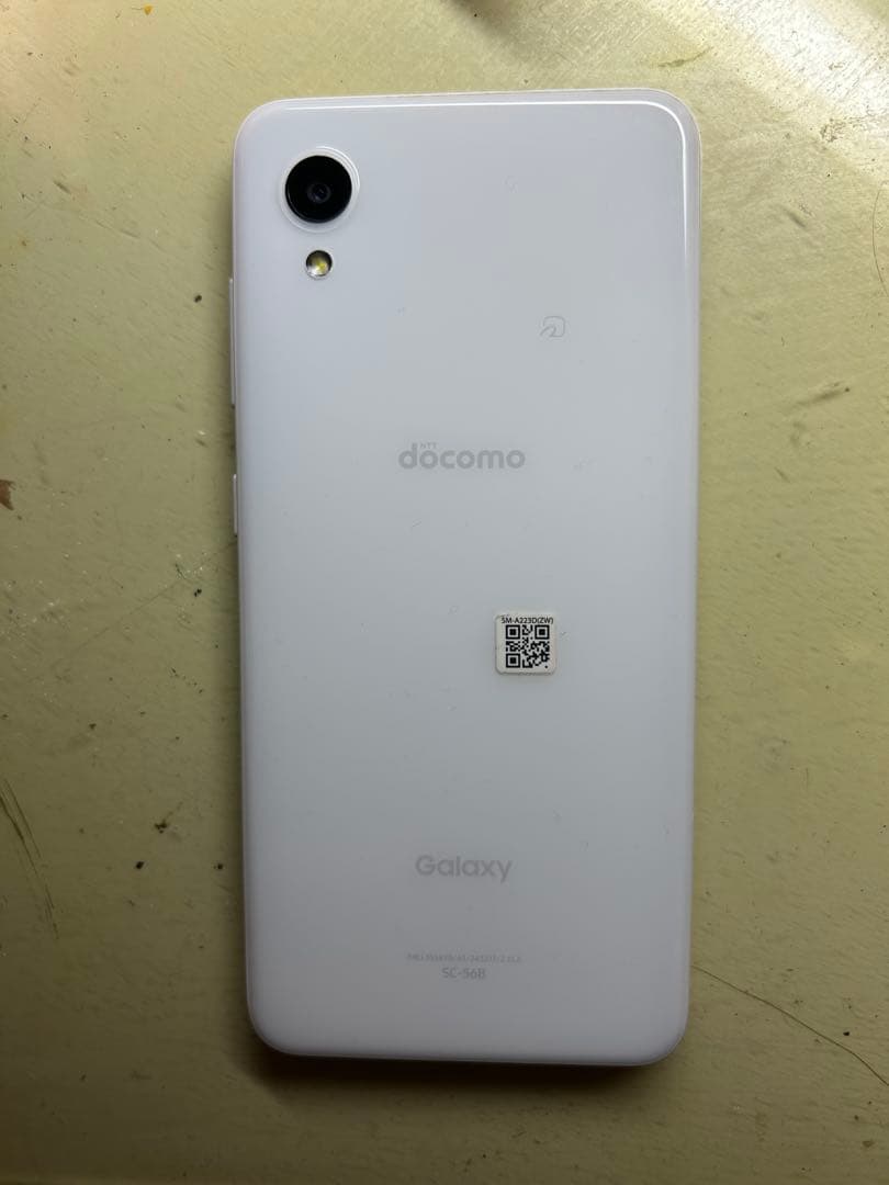docomo GalaxyA225G SC-56Bスマートフォン本体　ホワイト