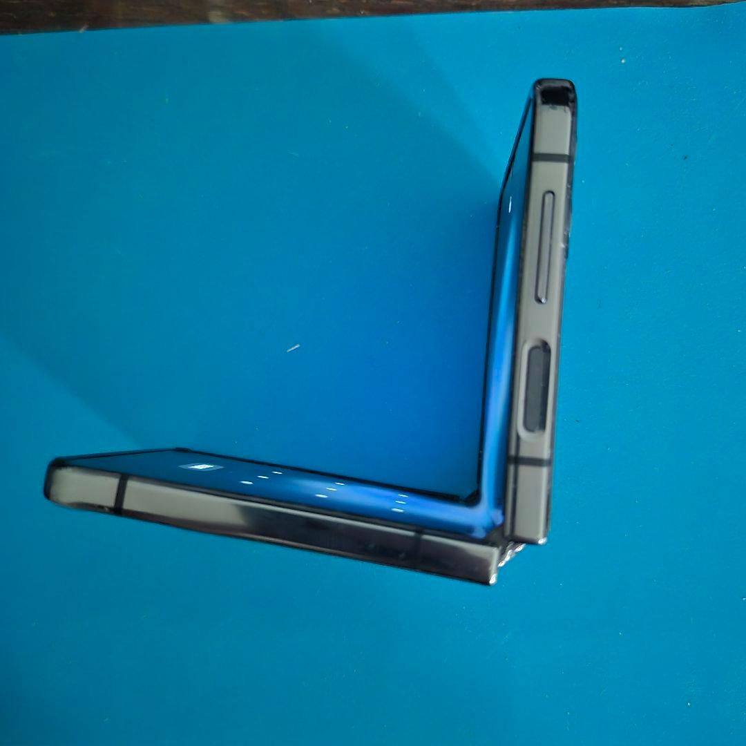 美品 Galaxy z flip4 ドコモ おサイフケータイ