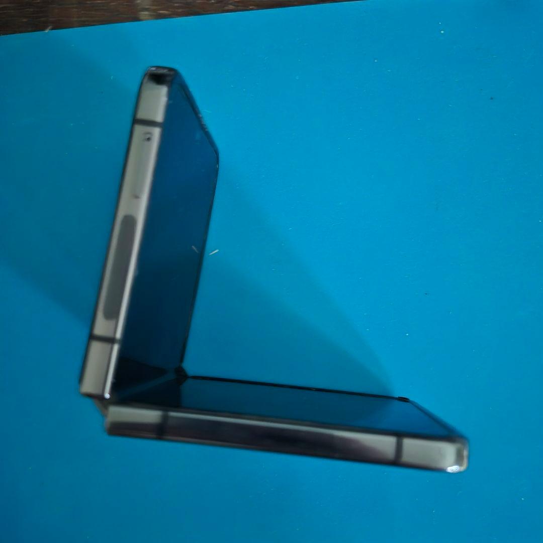 美品 Galaxy z flip4 ドコモ おサイフケータイ