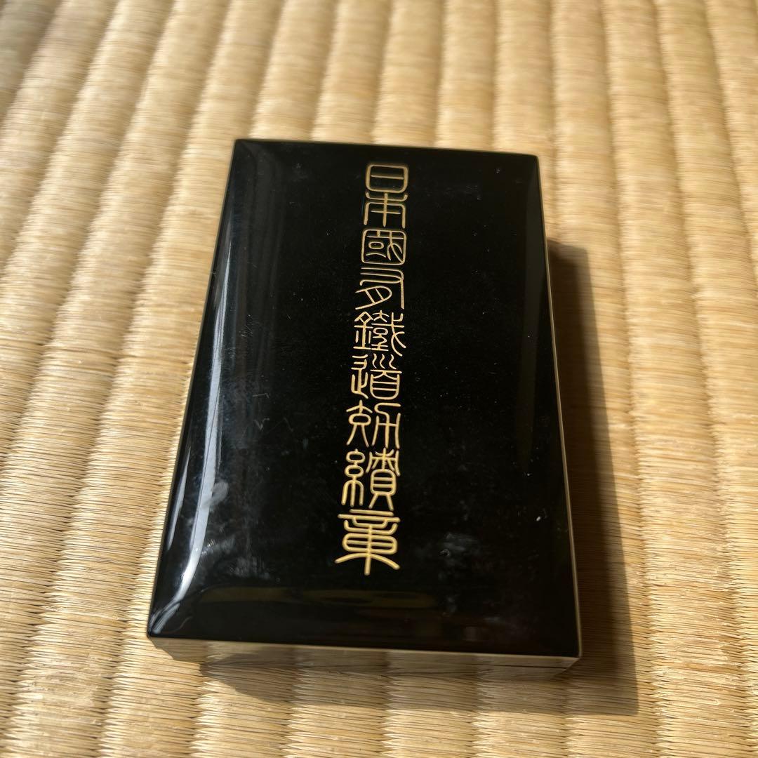 シルバー コンパスデザイン バッジ