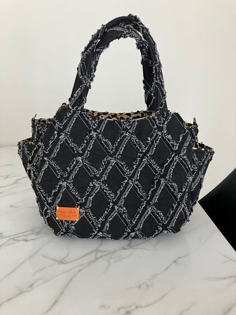 1093 大きめ黒フリンジデニムリメイクバック　ハンドメイド