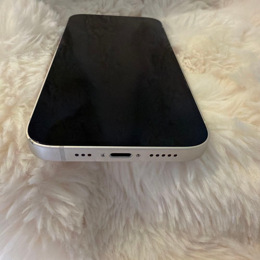 Apple iPhone 13 ホワイト(スマホカバー．充電ケーブル付き)