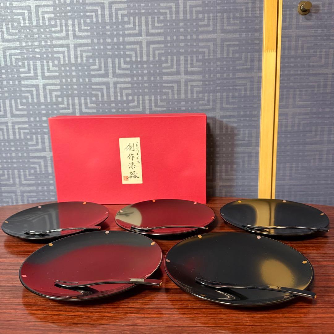 【未使用】創作漆器 黒塗り丸皿 5枚セット フォーク付 共箱和モダン 高級感