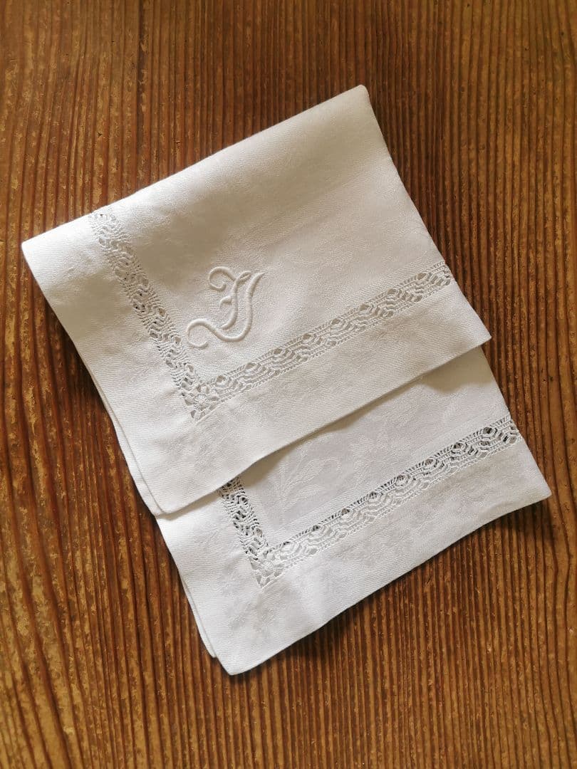 アンティーク ダマスク織 カーネーション 桜草 イニシャル刺繍 ドローンレースβ