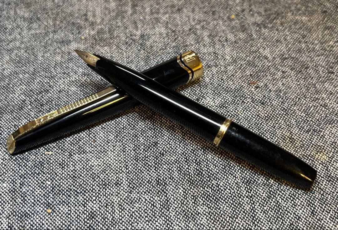 黒い万年筆 プラチナ14K 細字　金色の装飾
