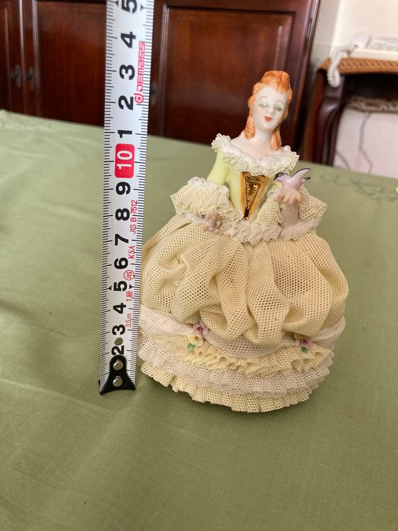 美品アイリッシュドレスデン 高級レース陶器人形/フィギュリン 卵色ドレス　大きめ