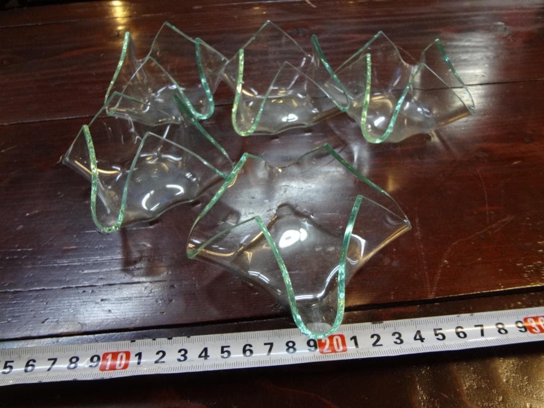 ガラスの器１２客セット・花びら鉢　　デザート・和洋食・花卉・花器・小物入れ・灰皿