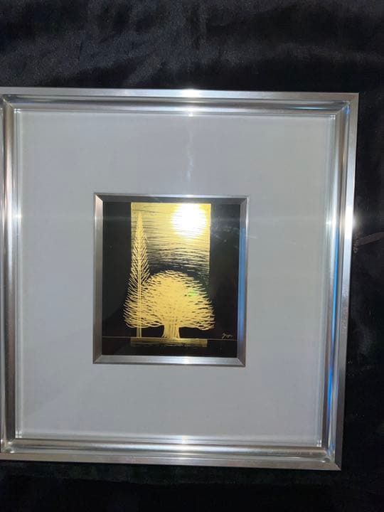 輪島塗の沈金。金箔を使った作品です。額縁もついてます。箱に少し凹みがあります。