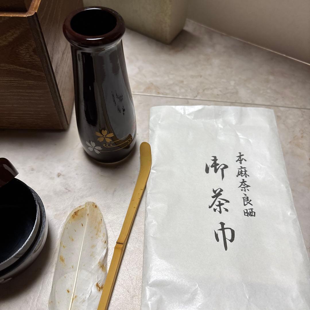 茶道具を一式まとめて**「茶箱（ちゃばこ）」**セット