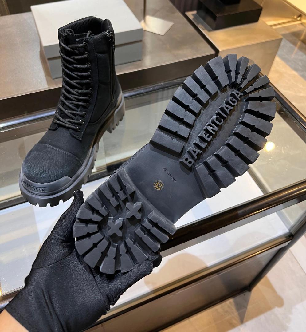 首輪・ハーネス・リード BaIenciaga combat strike boots black 42