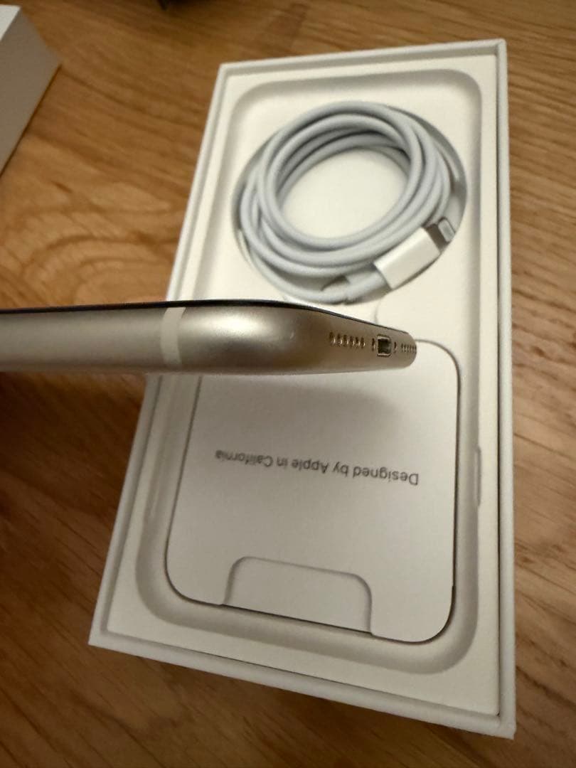 Apple iPhone SE (第3世代) スターライト 本体 128GB