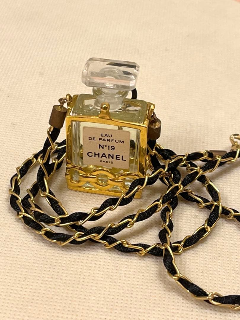 CHANEL N°19 Eau de Parfum チェーン付き