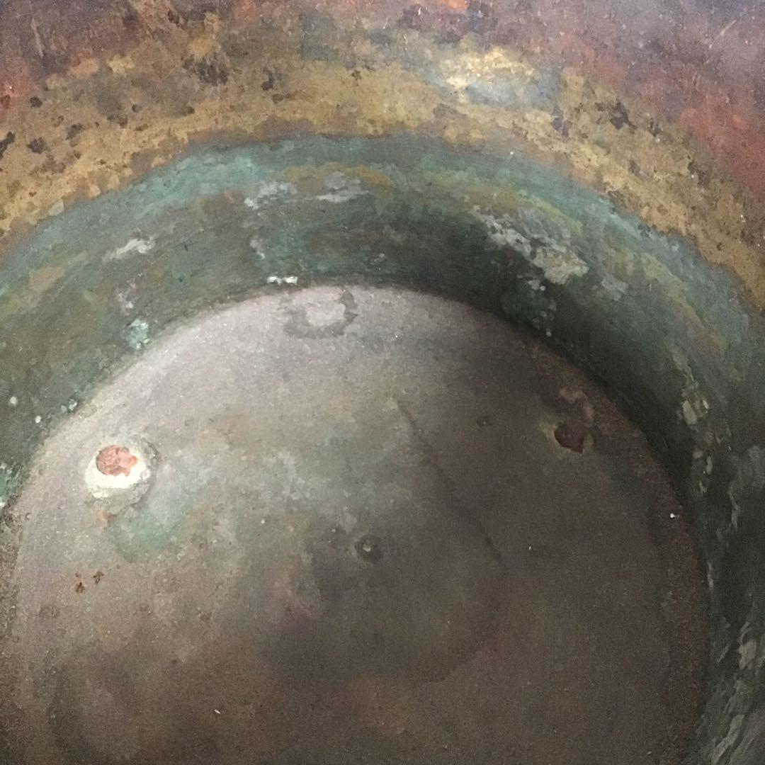 銅製　火鉢 山と建物の彫刻