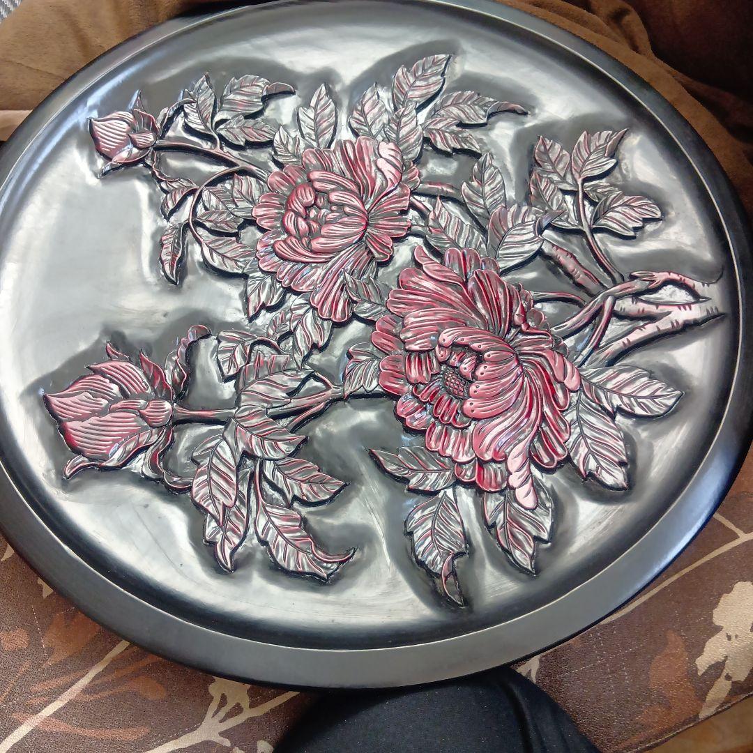 赤い花の彫刻 漆器 盆