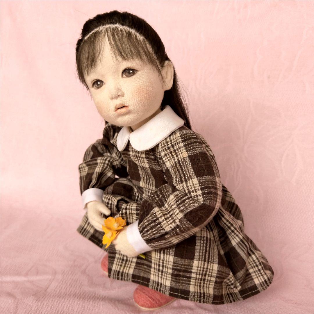 洋人形〈花を摘んでいる女の子〉